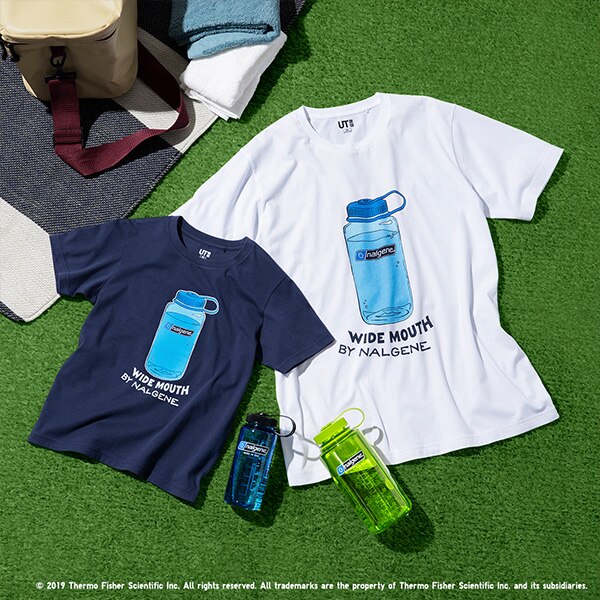 Una maglietta bianca e una azzurra con l'immagine di altrettante borracce azzurre Wide Mouth della Nalgene.