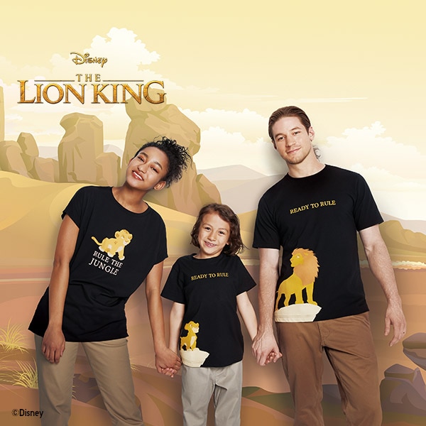 Portrait de famille dans cette collection de T-shirts Le Roi Lion, avec les slogans « Rule the Jungle » et « Ready to Rule »