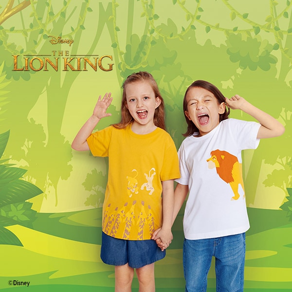 Zwei Kinder, die brüllen wie ein Löwe, und T-Shirts aus der König der Löwen Kollektion in Gelb und Weiß tragen.