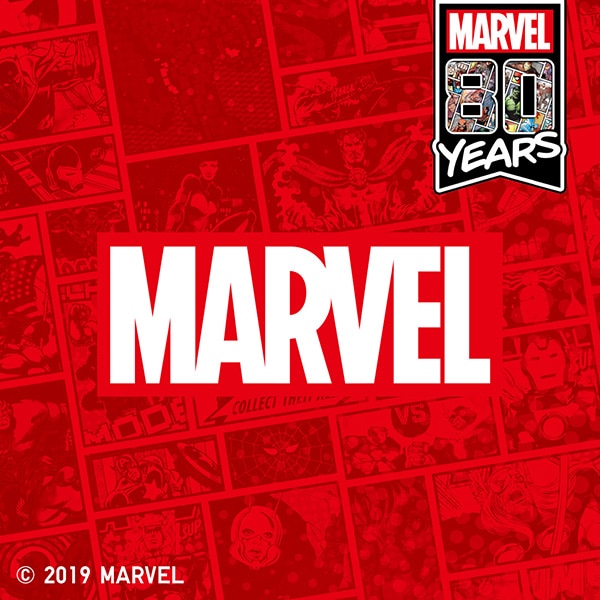 Das weiße MARVEL Logo auf rotem Hintergrund, der sich aus Ausschnitten von Comics zusammensetzt. Rechts oben ist ´MARVEL 80 YEARS´zu lesen.