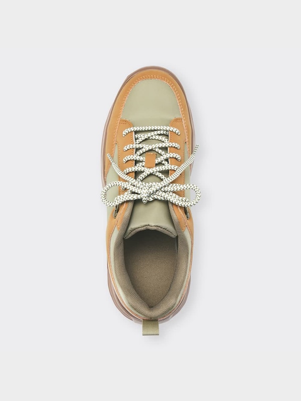 ボリュームソールトレッキングスニーカー