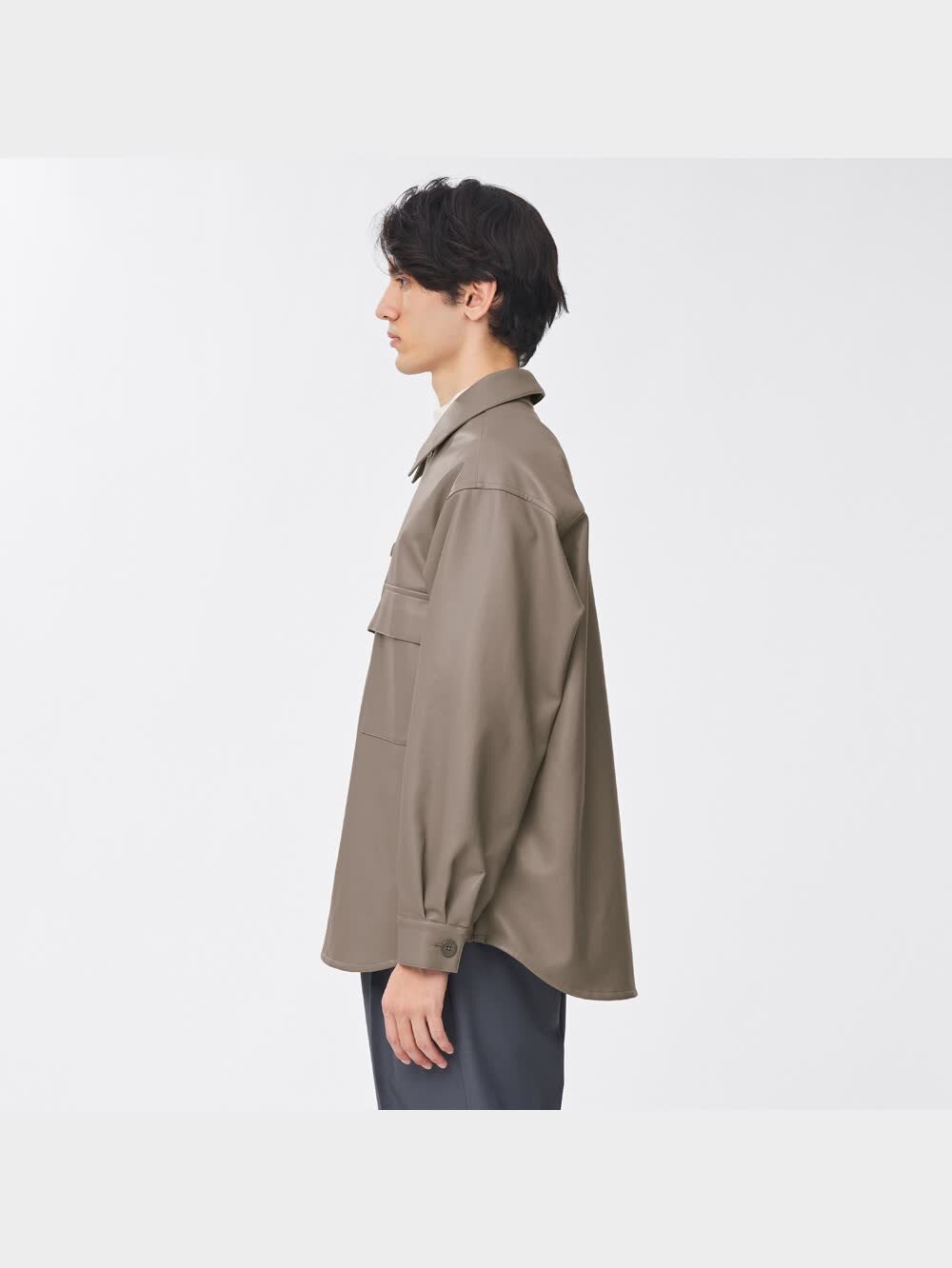 シンプルでおしゃれなレディースの本革レザーコートです