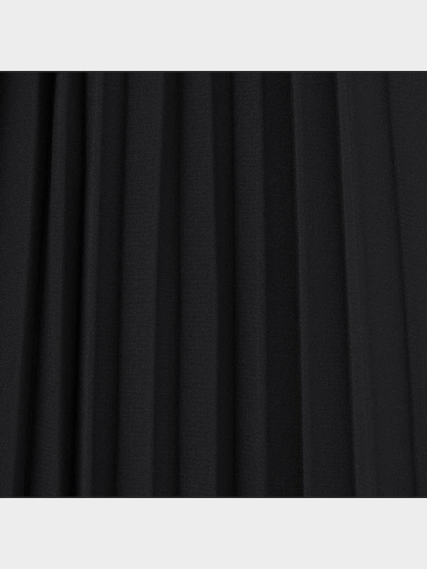 プリーツロングスカート