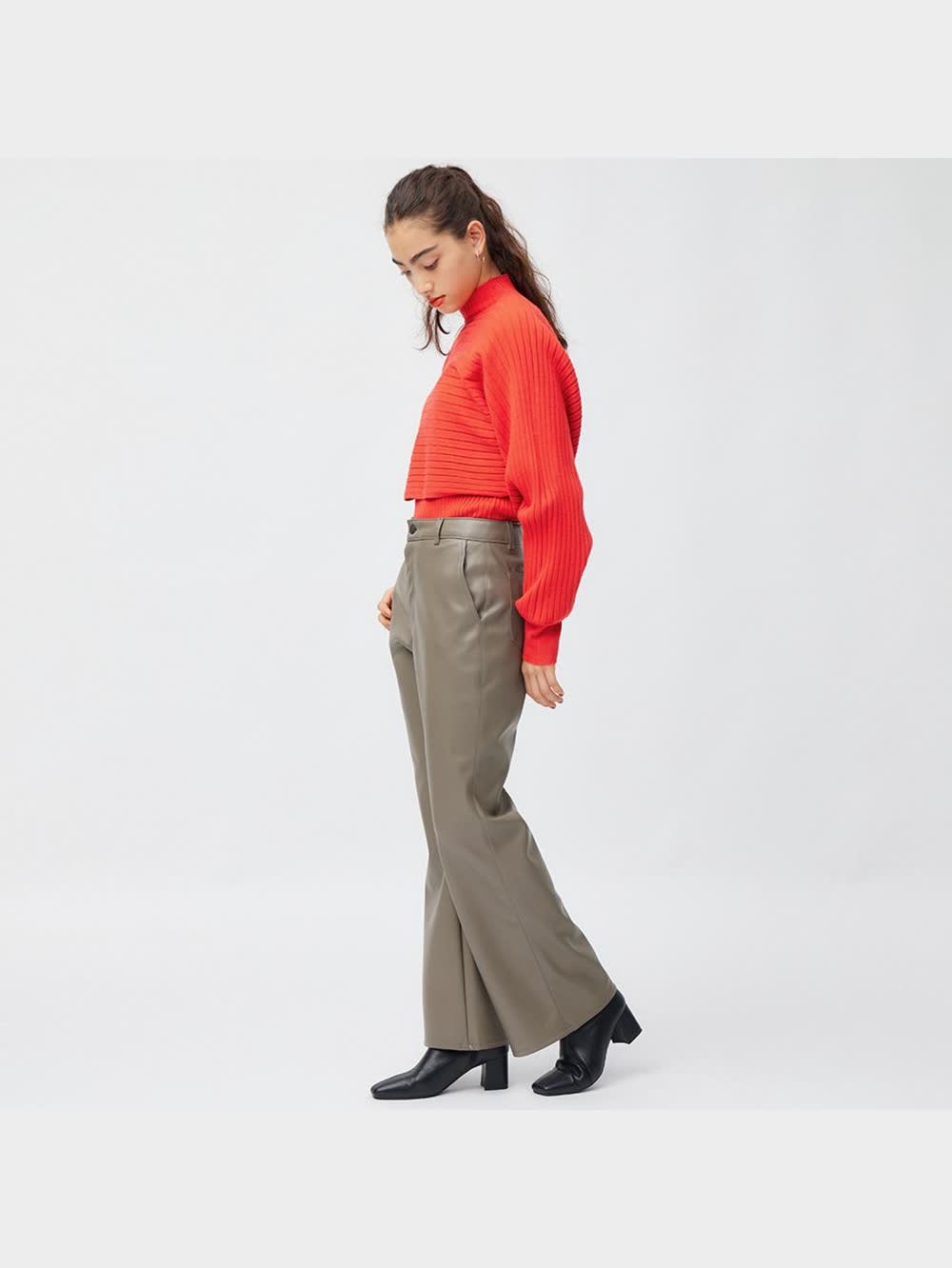 GU公式 | フェイクレザーワイドパンツ+E