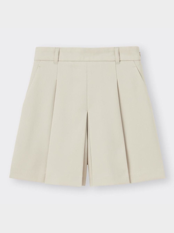 タックショートパンツ