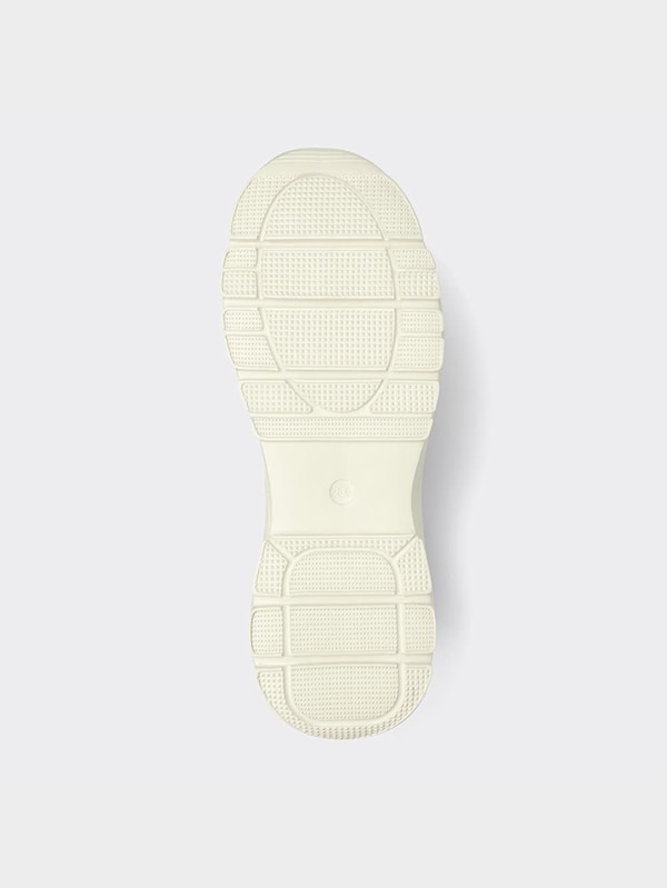 トレイルスニーカー