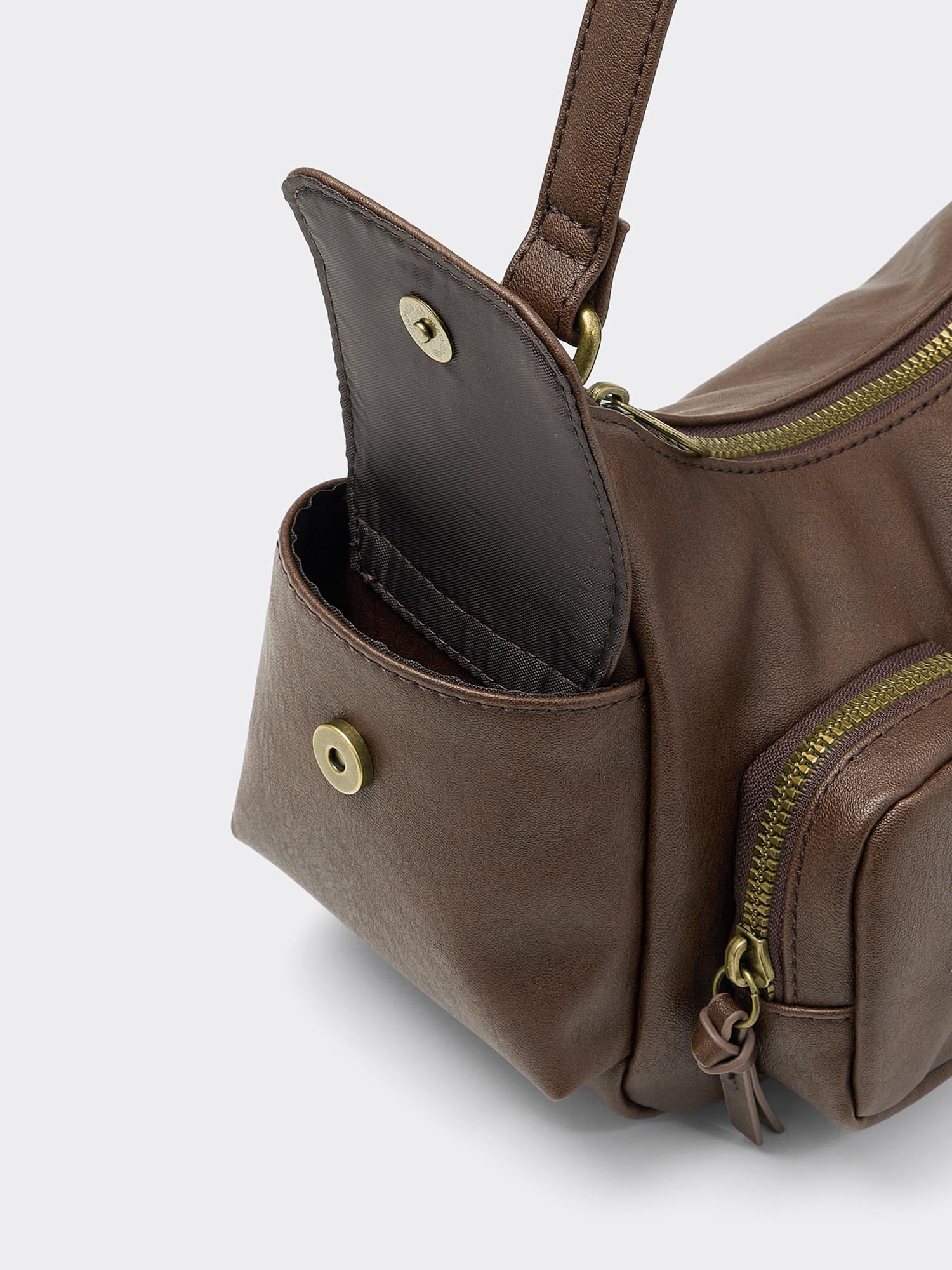 GU公式 | レザータッチアウトポケットバッグ