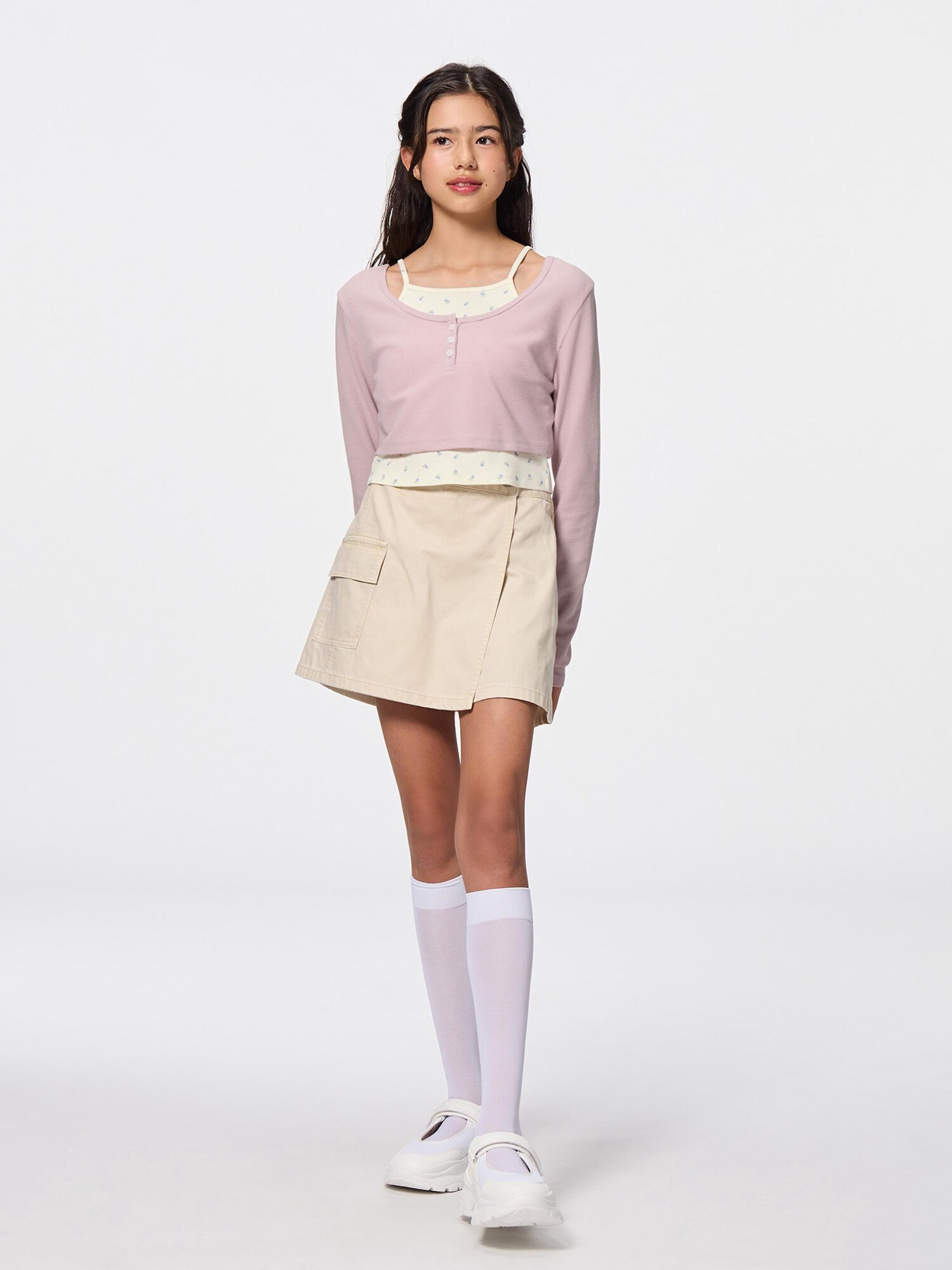女の子2体 Denim Oversized Shirt、Double Shoe Lace Flat Sneakers」| GU