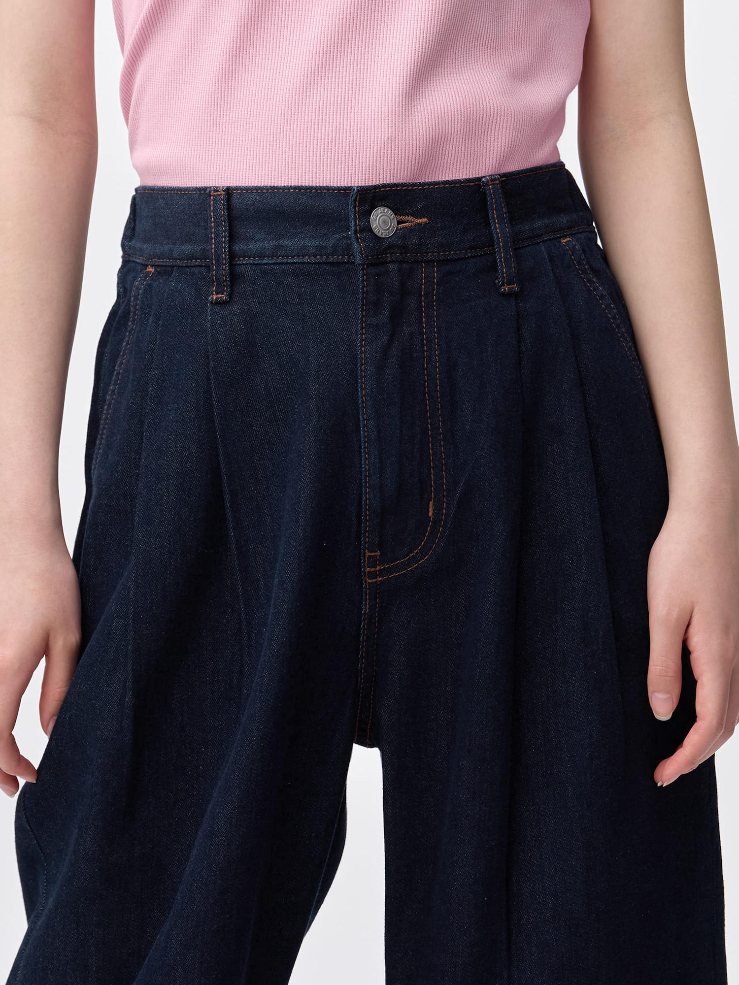 女の子2体 Denim Oversized Shirt、Double Shoe Lace Flat Sneakers」| GU