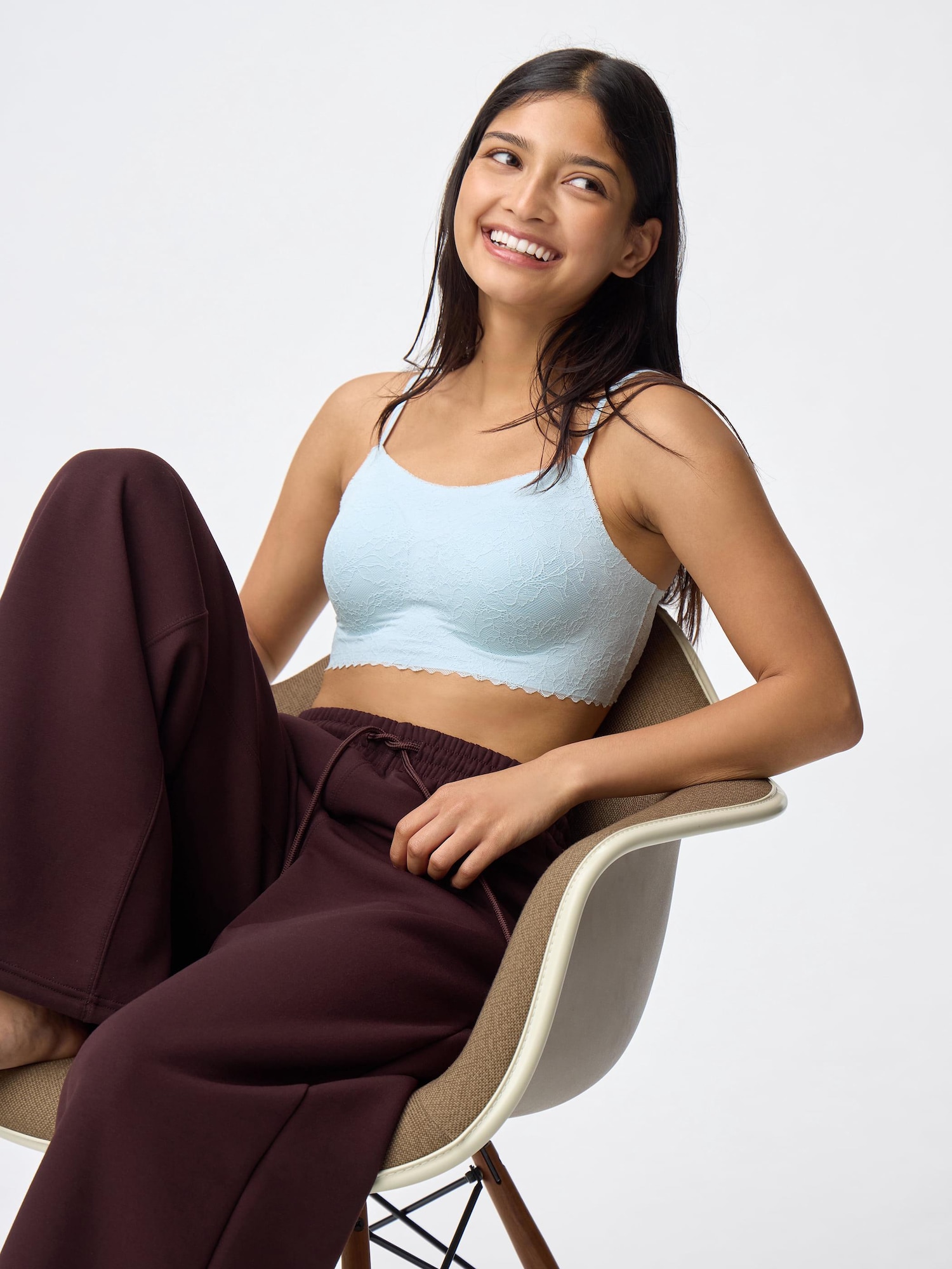 GU公式 | エアリーシームレスブラ(ノンワイヤー)(レース)+E