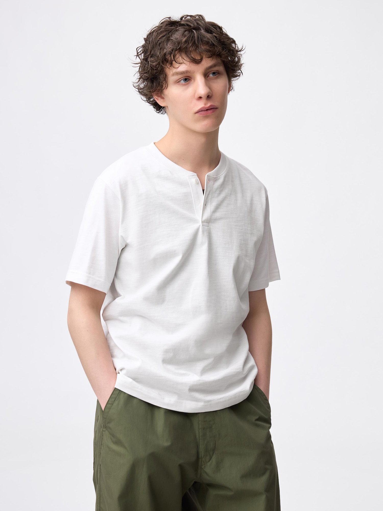 GU公式 | ヘンリーネックT