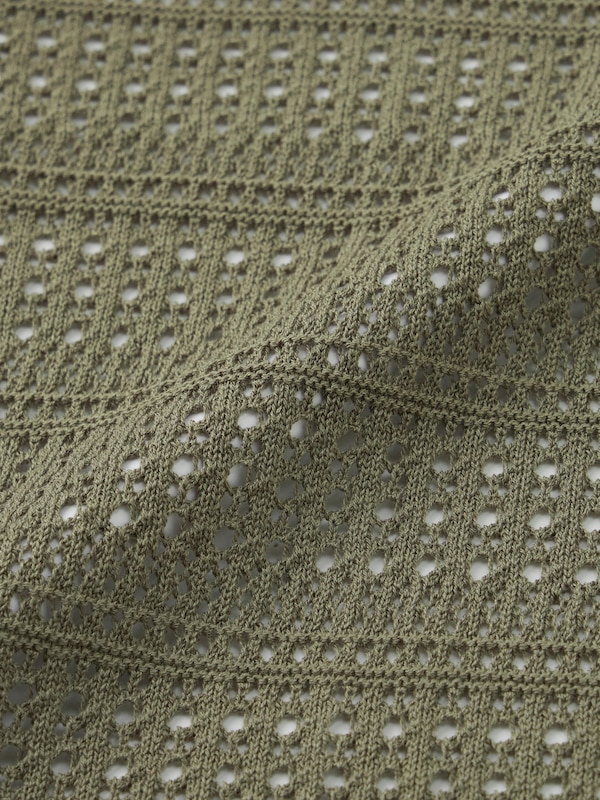 透かし編みカーディガン