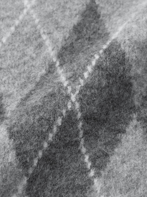 Puffy Touch Argyle V Neck Short Sweater