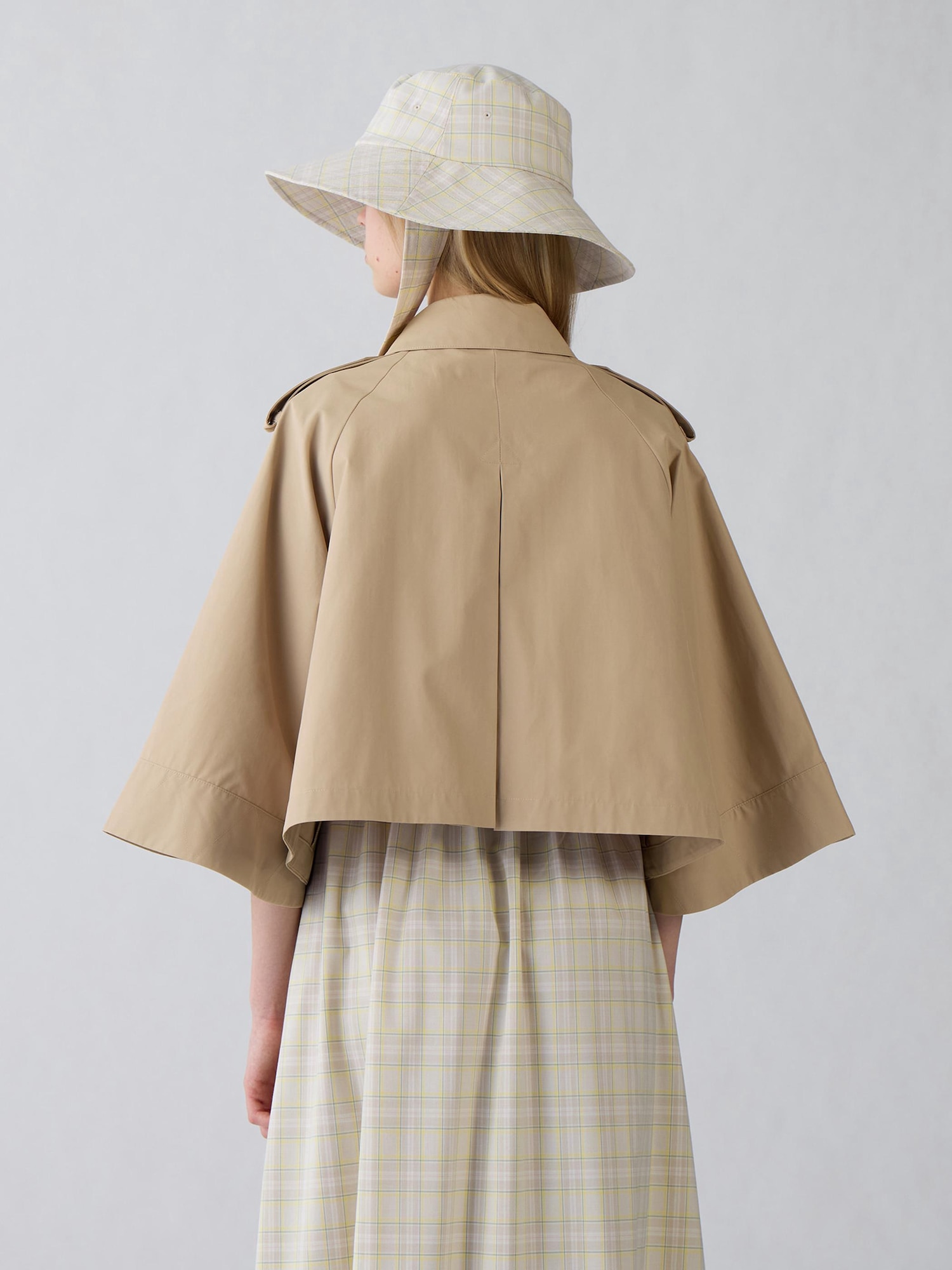 GUショートケープコートby rokh オリーブMサイズ Short Cape Coat | by rokh | GU US