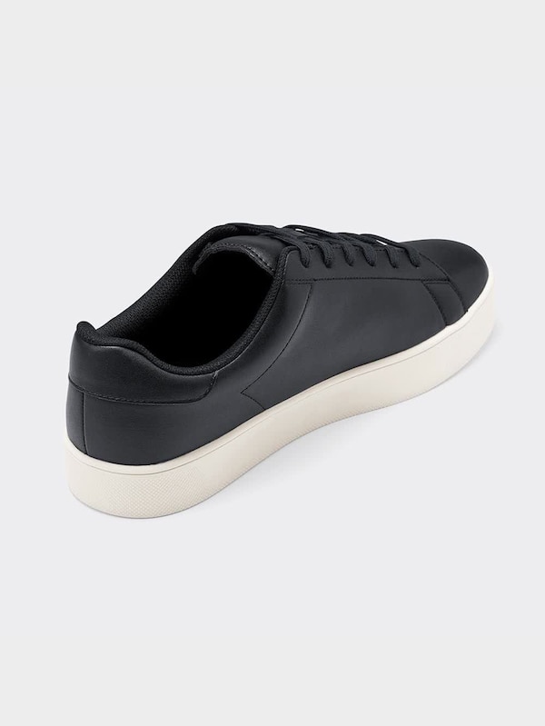 レザータッチスニーカー