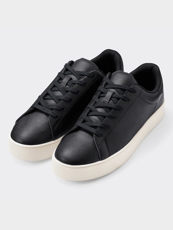 レザータッチスニーカー