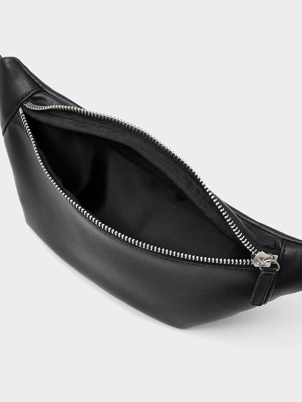 レザータッチボディバッグ+E