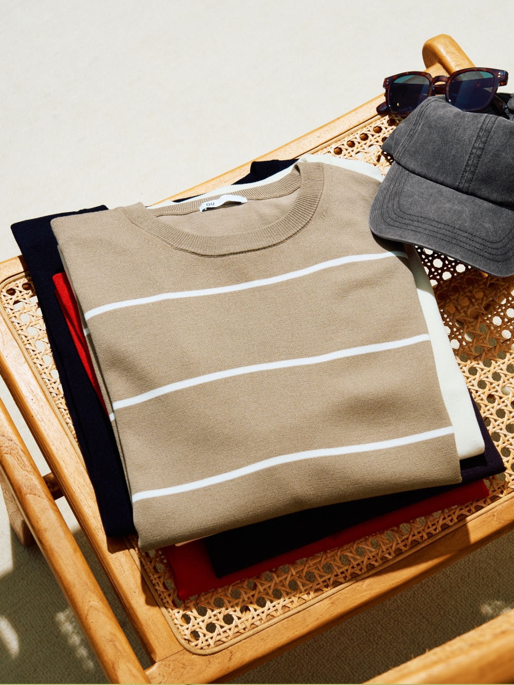Tシャツ感覚で、ニットの上品さをまとう。​