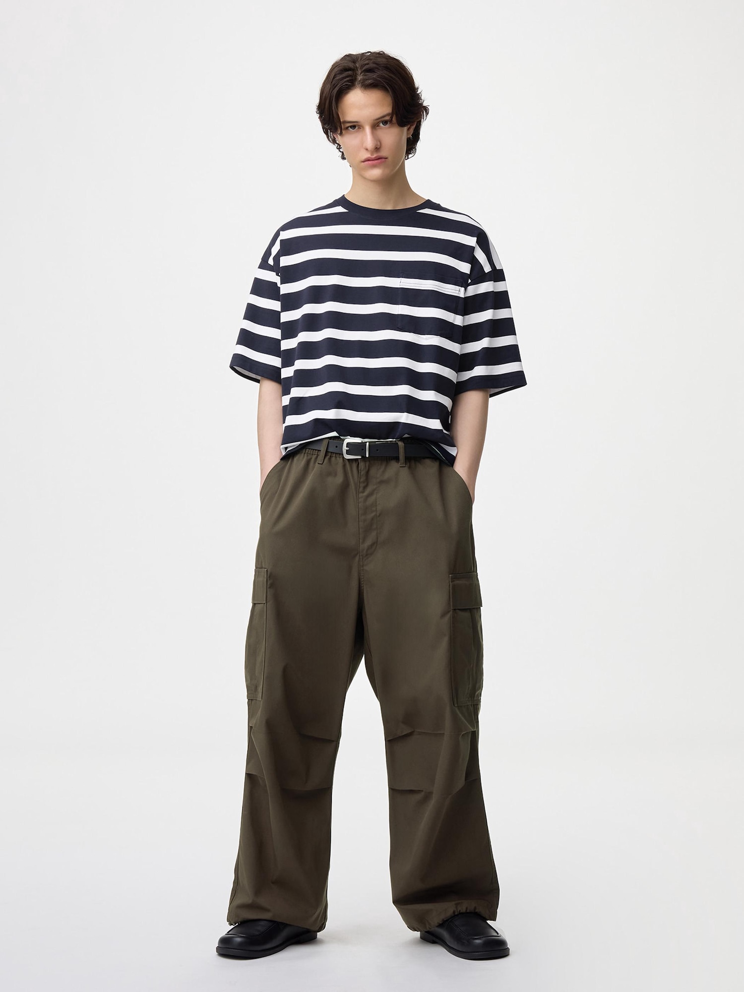 Wide-Leg Cargo Pants with Oversized Pleated Pockets and