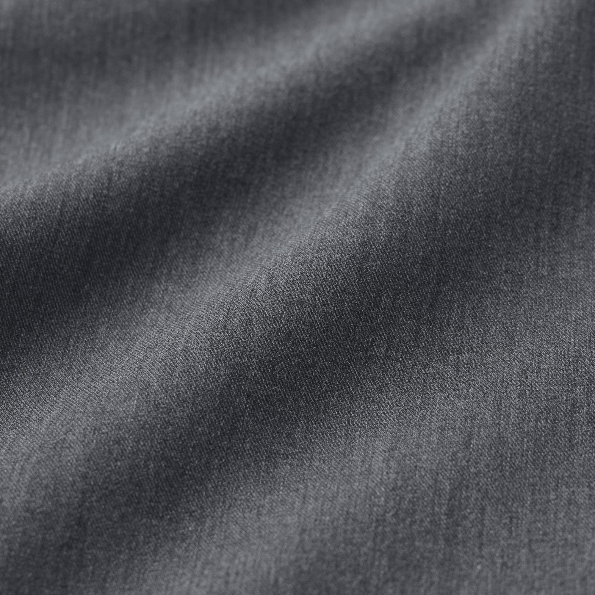 https://image.uniqlo.com/GU/ST3/us/imagesgoods/353272/feature/usgoods_353272_feature2.jpg
