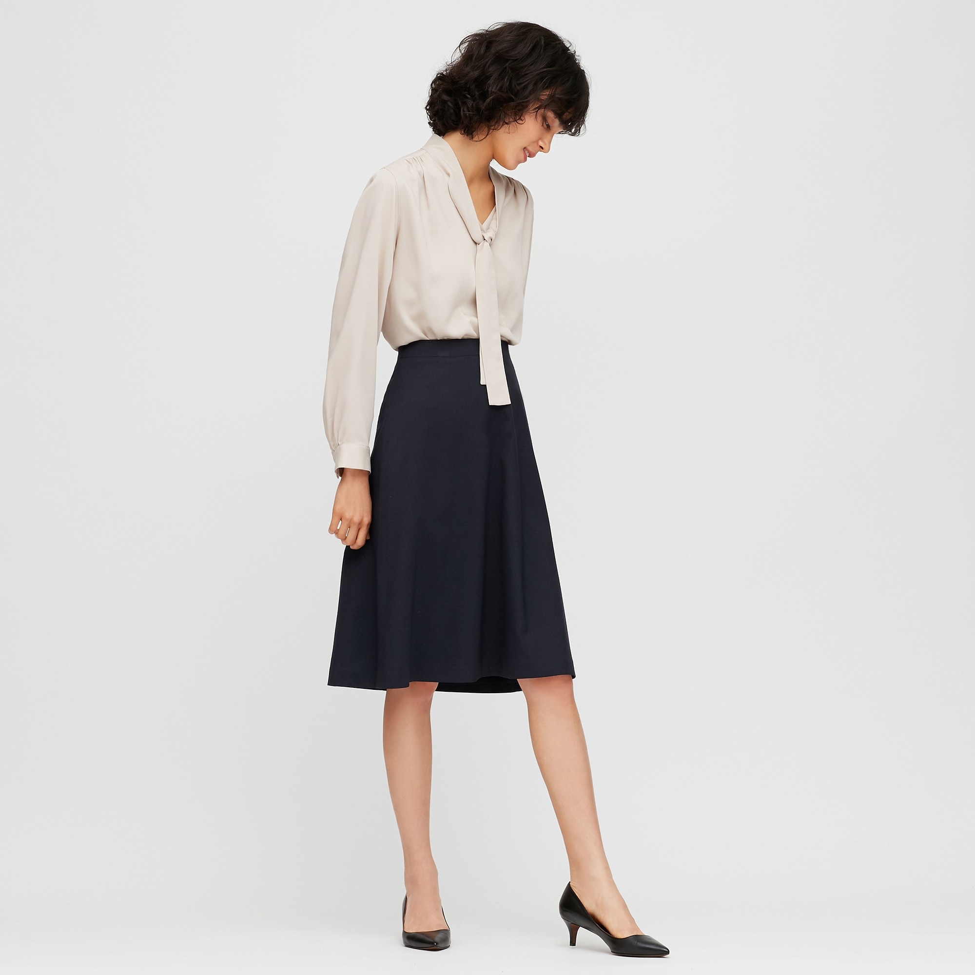 UNIQLOのサテンナローフレアスカート（丈標準72～76cm） | StyleHint