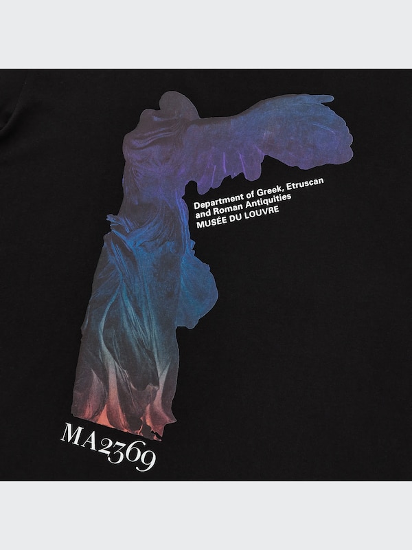ルーヴル美術館：アート アンド ロジック by ピーター・サヴィル UT グラフィック Tシャツ（半袖・レギュラーフィット）