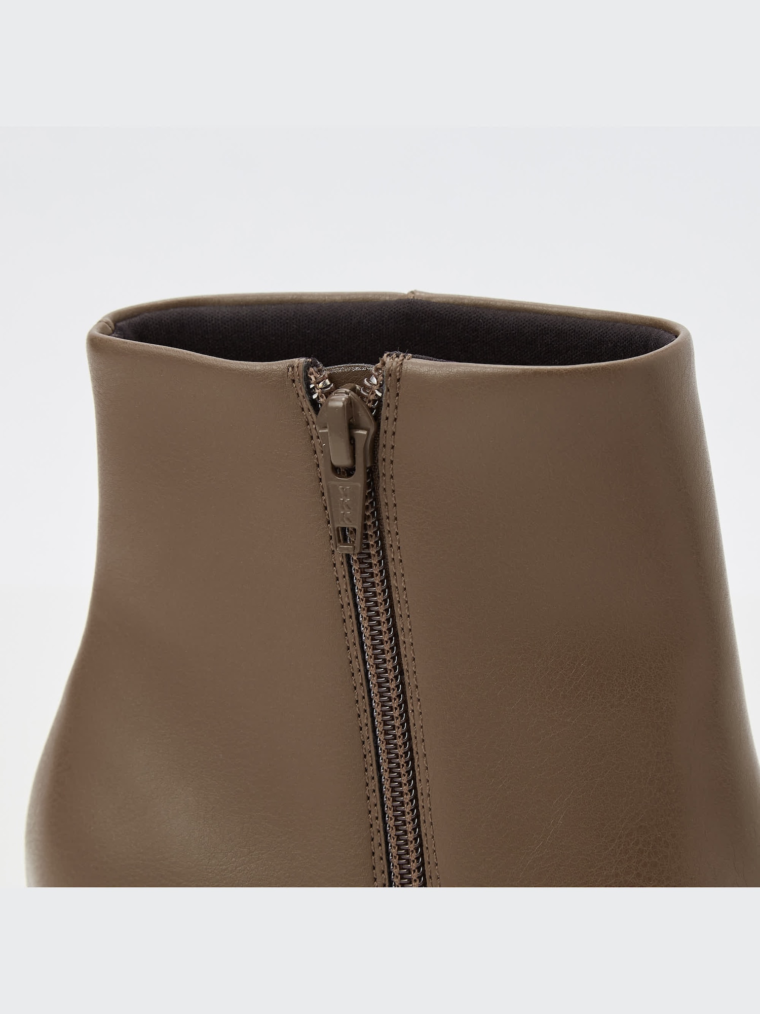 薄胡桃色の茶卓 ユニクロ公式 | コンフィールタッチ ジップショートブーツ