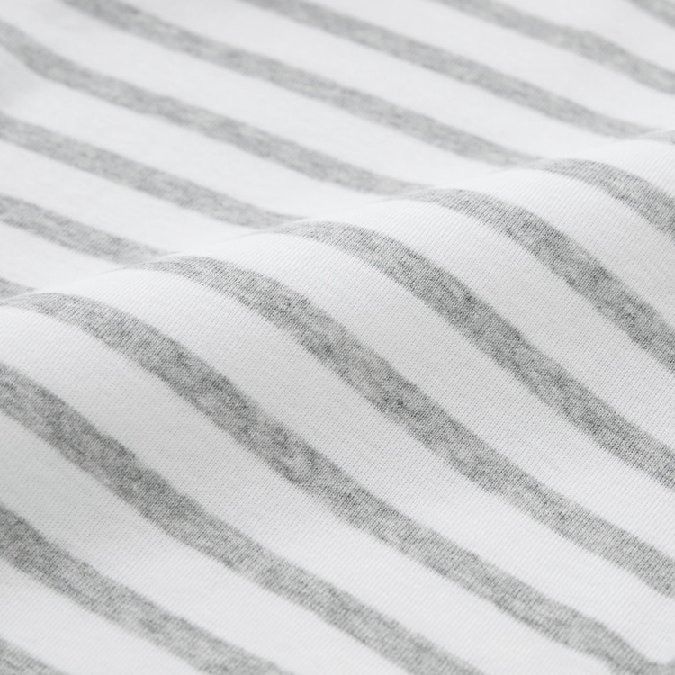 Stretchy fabric for freedom of movement and easy outfit changes.