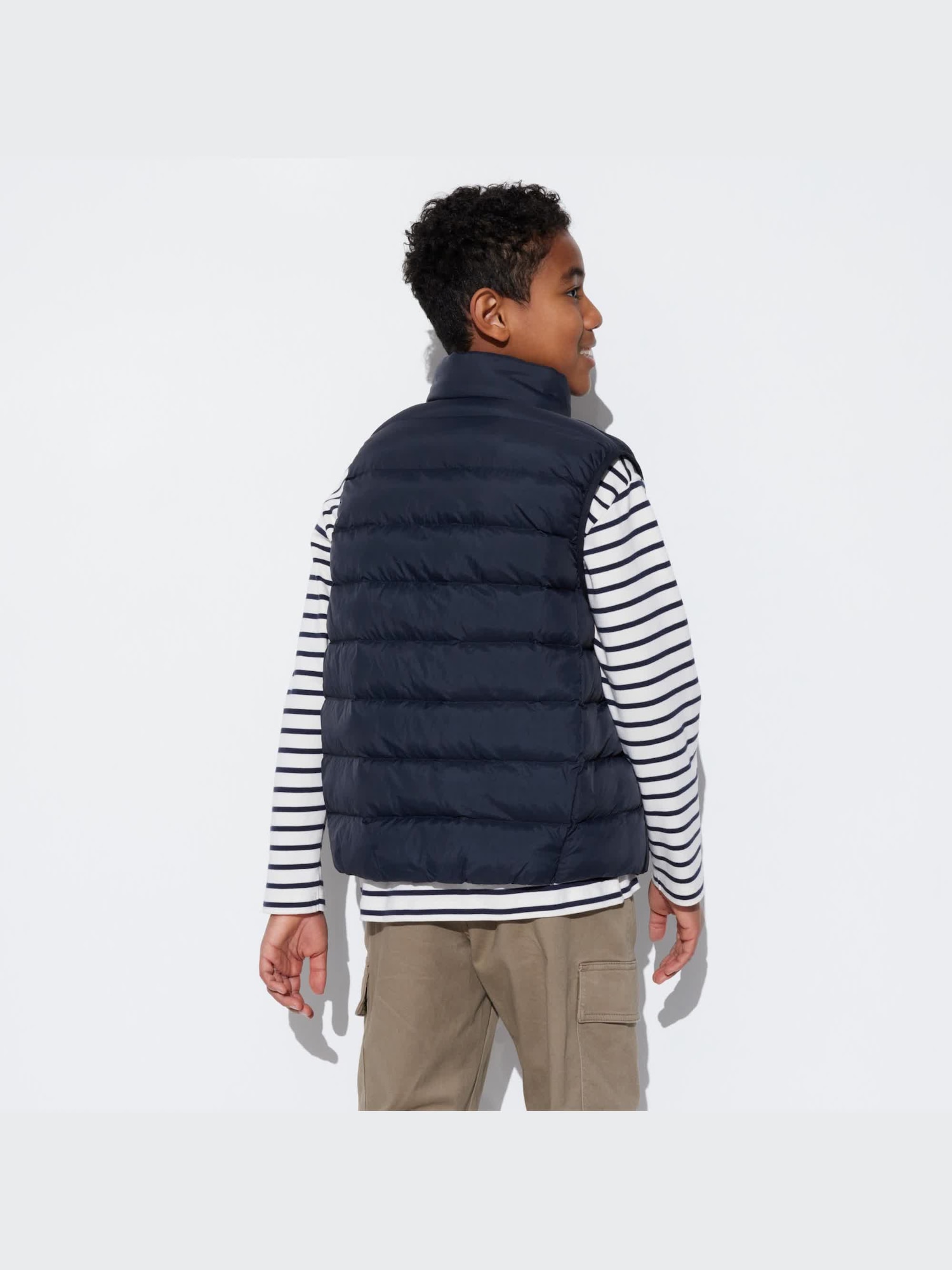 UNIQLO パフテックノンキルトベスト パフテックノンキルトベスト、ドレープシャツ」の着用