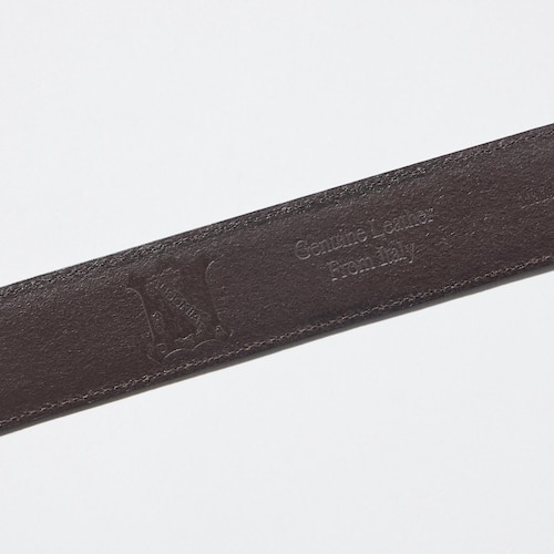 Dibuat dari kulit asli oleh perajin terampil. Menggunakan samak kulit nabati yang menghasilkan warna kulit yang semakin baik seiring pemakaian.