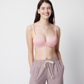 UNIQLO Malaysia - Model is wearing: Wireless Bra (Beauty Soft):   Designed without hooks or seams so it won't dig  into the back or underarms, staying invisible under your clothes.