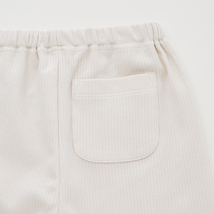 Rear pocket, the guide for easy changing. It features a large pocket that can fit a handkerchief. The front and back are easy to differentiate and will help kids change their own clothes.
