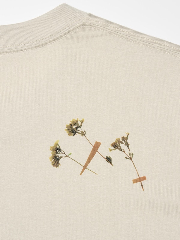 UT The Louvre Lengan Pendek