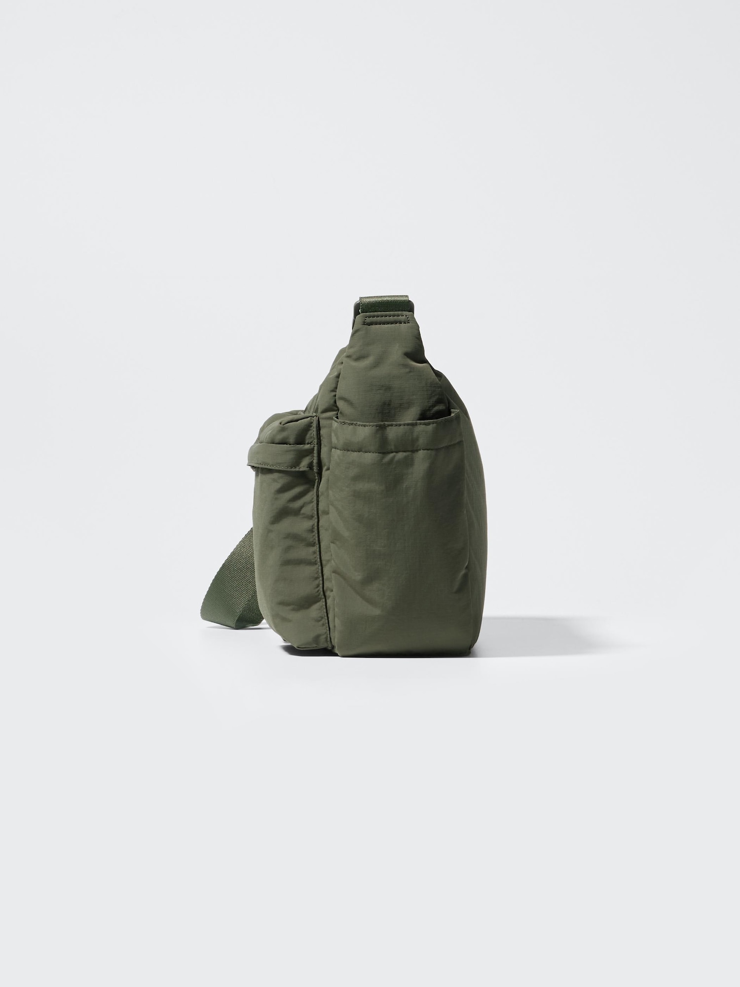 DIME×UNIQLO共同開発の出張用バッグ『あるようでなかった出張バッグ』 ユニクロ公式 | マルチポケットショルダーバッグ(男女兼用)