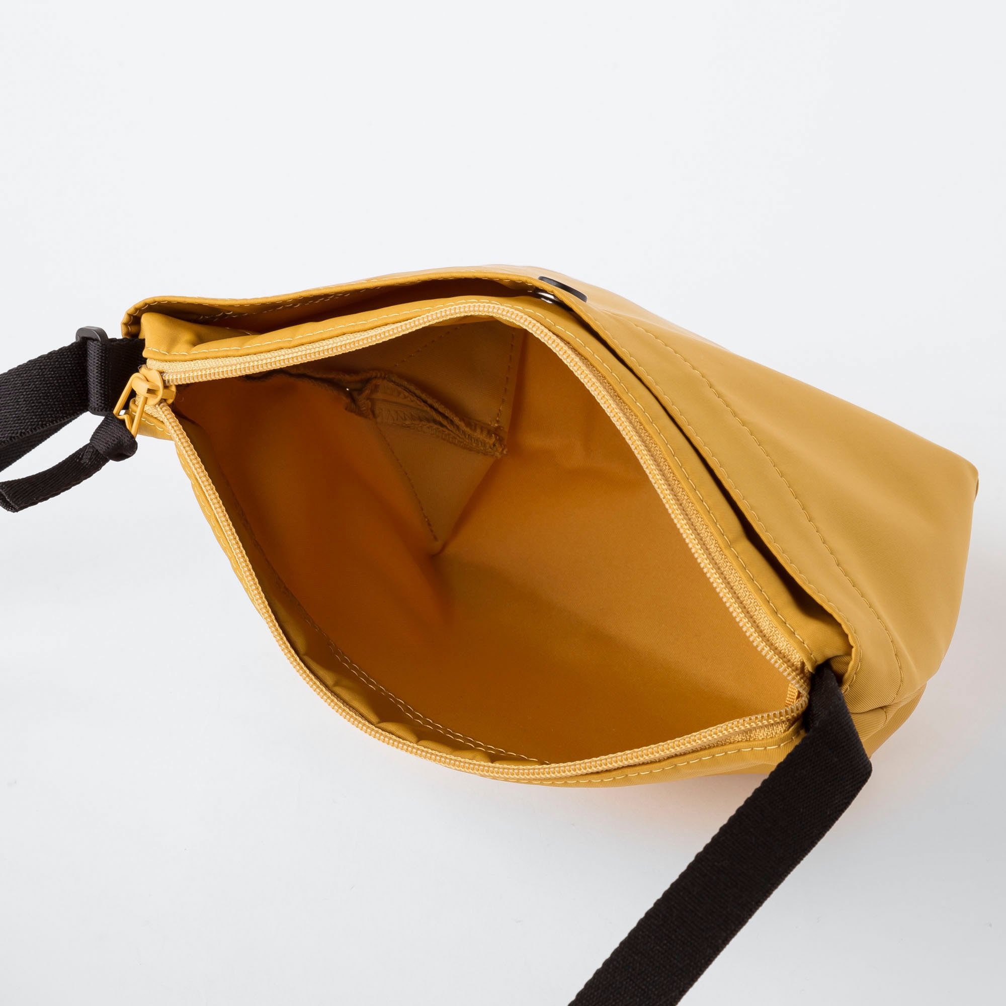 nylon mini shoulder bag uniqlo