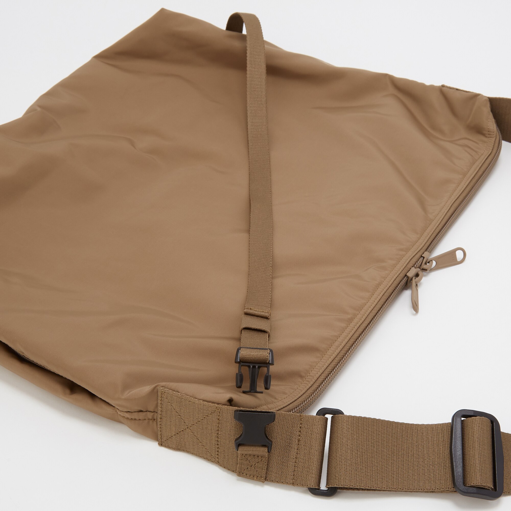 uniqlo messenger bag