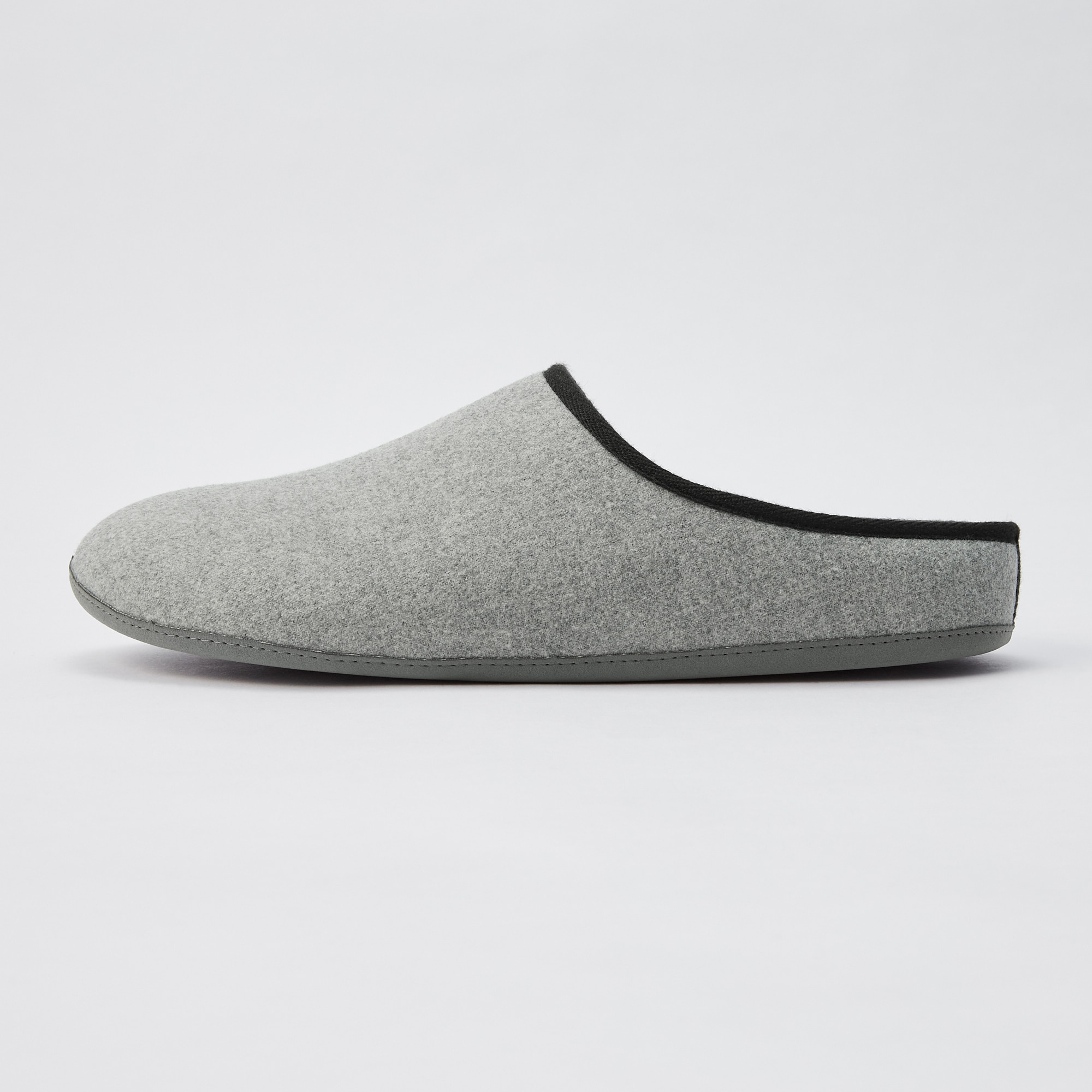 Uniqlo room online shoes