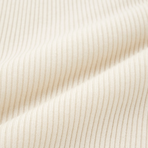 Mame Kurogouchi's particular attention to detail. Enjoy the snug comfort of  a 3D knit sweater with roomy sleeves and stylish curves