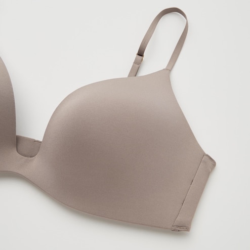 UNIQLO Global, No hook comfort wireless bra for this summer! Enjoy the  plunging lace version as it adds a little chic to your innerwear. #UNIQLO  #Lifewe