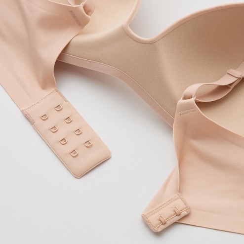 Our supportive bra now comes with four hooks to improve adjustment. Shop  for ultimate comfort. 464333 - Wireless Bra #UNIQLO #UNIQLO