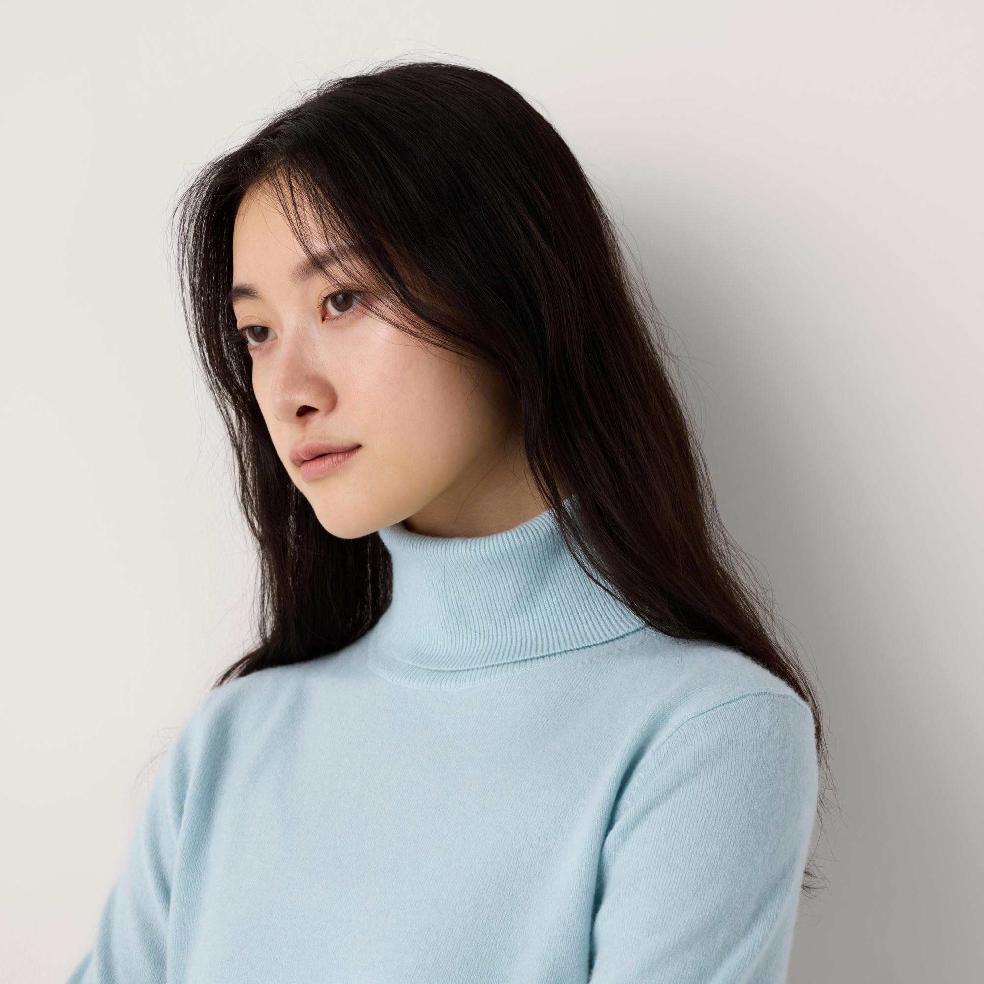 CASHMERE TURTLE NECK SWEATER