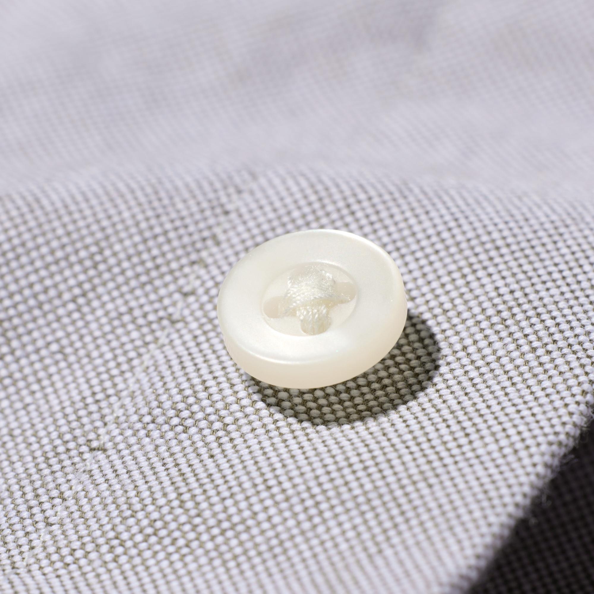 Buttons with rounded edges for easy fastening.