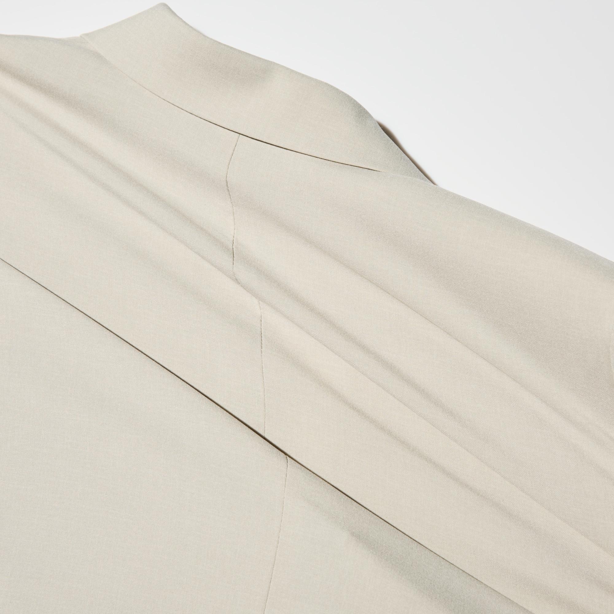 The elastic waist looks stylish, even with a tucked-in shirt.