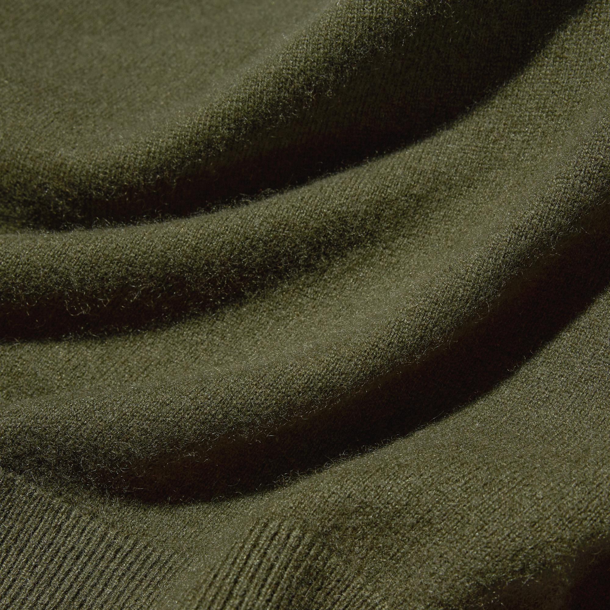 Yarn thickness and knit tension calibrated for a premium feel. Hand-washable with a special pilling-resistant processing. 