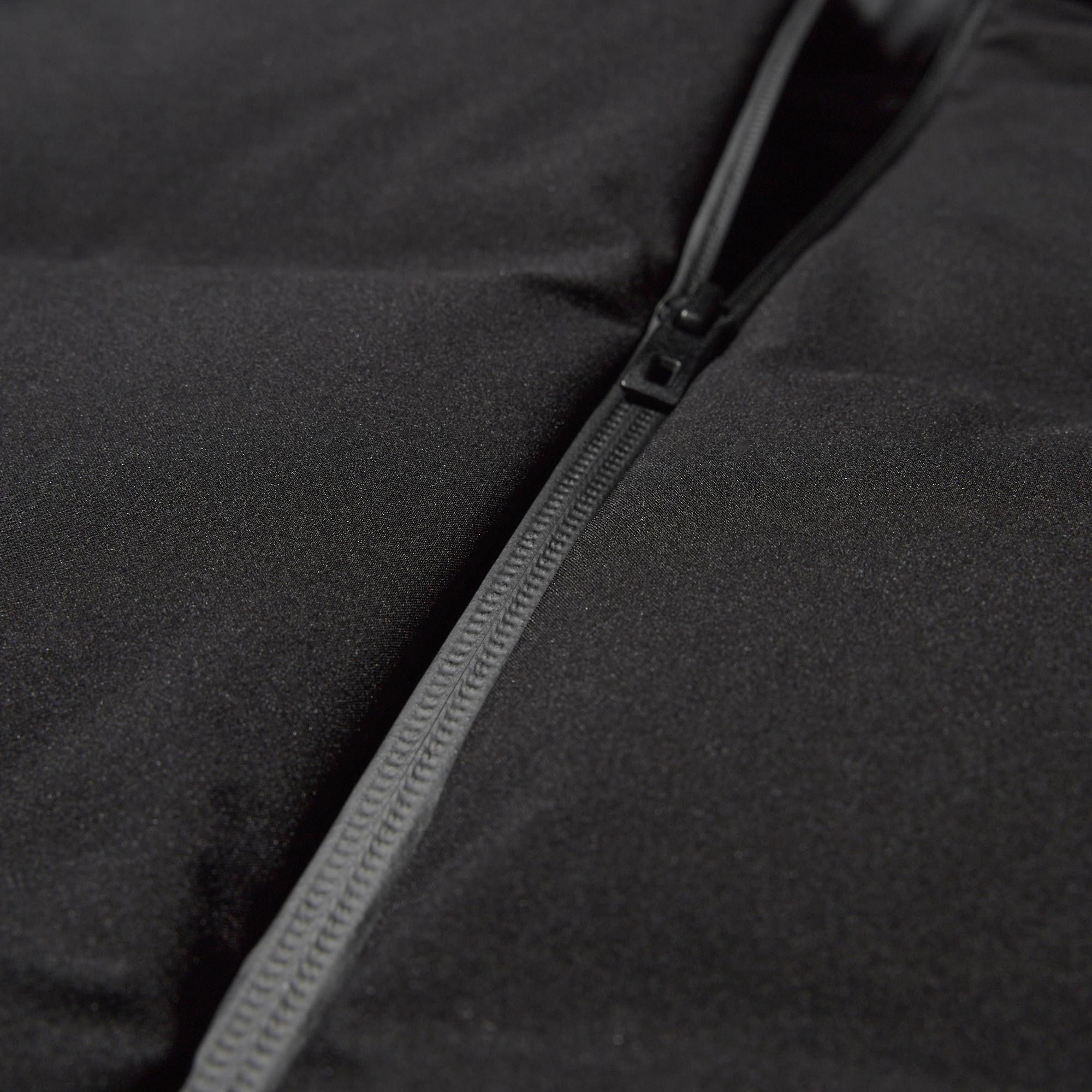 No seams prevent cold air from entering, with a waterproof fastener on the front. *Seams at sleeves, sides, and hood.