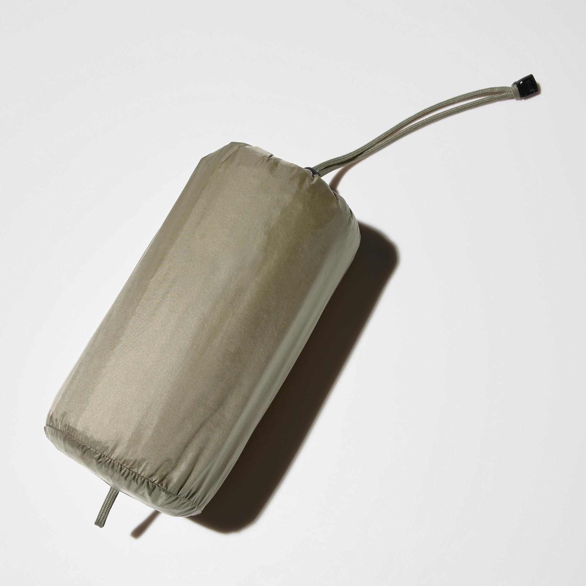 Convenient pocketable design. The storage pouch fastens with a buckle and can be attached or removed with a single touch.