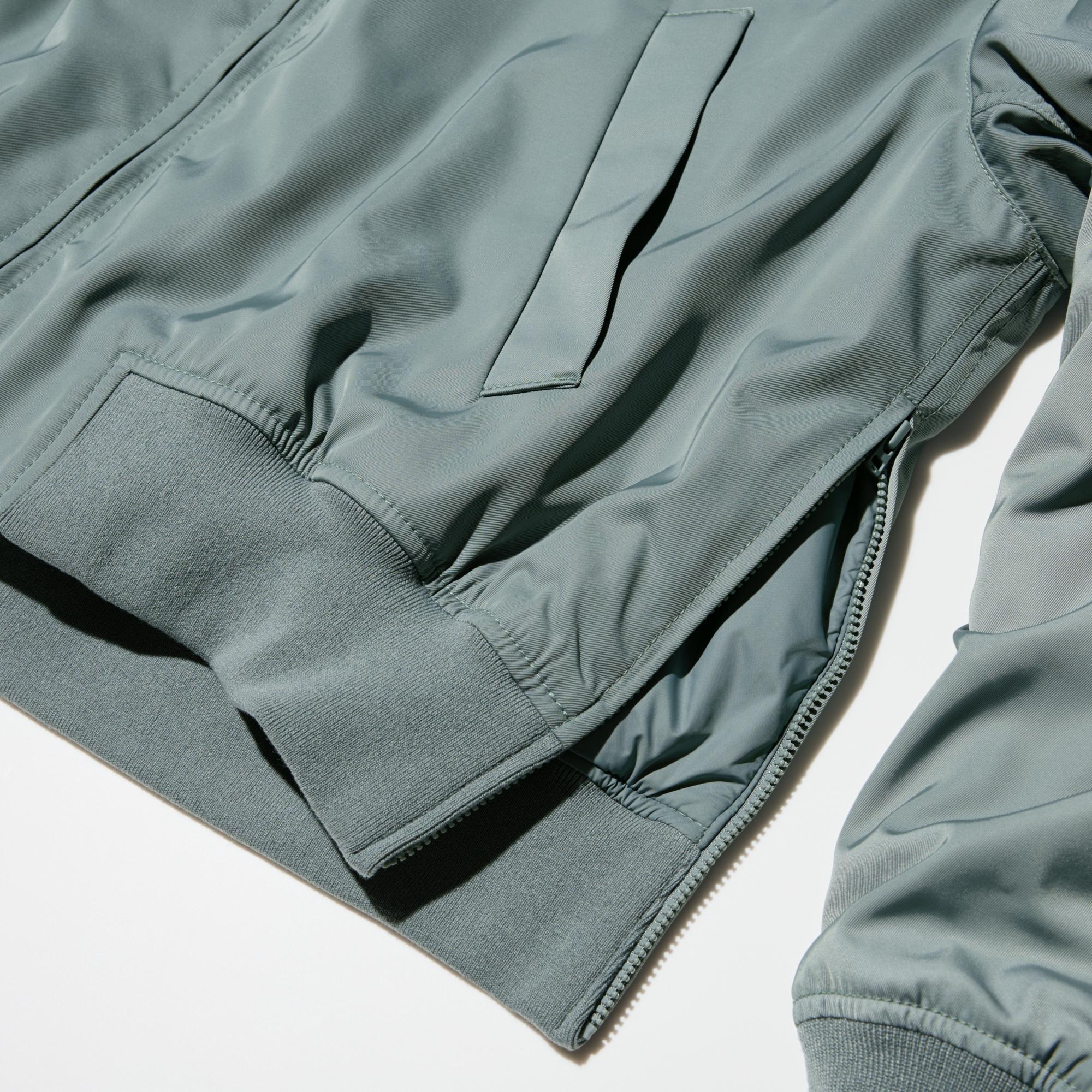 The silhouette can be adjusted with the slide fastener at the side.
