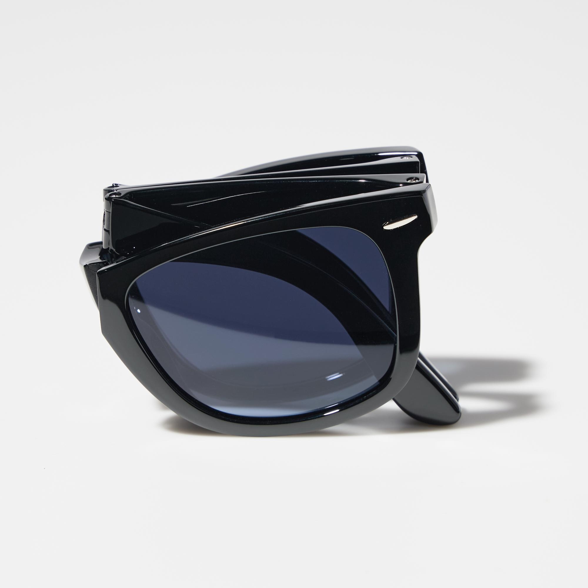 Compact folding design for easy carrying.