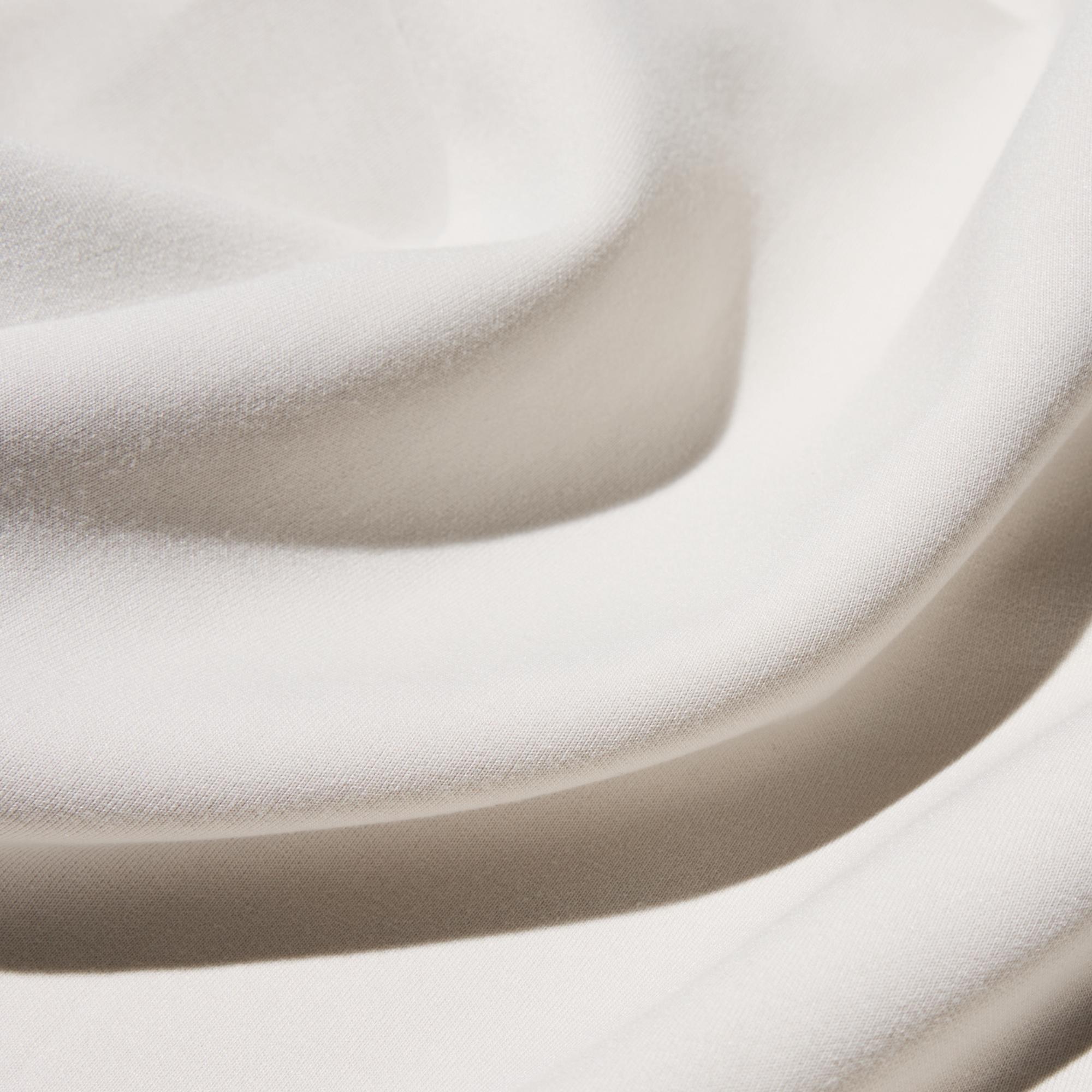 Smooth fabric with a premium look. With DRY technology.