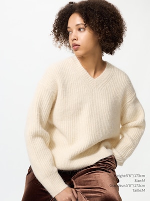 FLUFFY V-NECK SWEATER